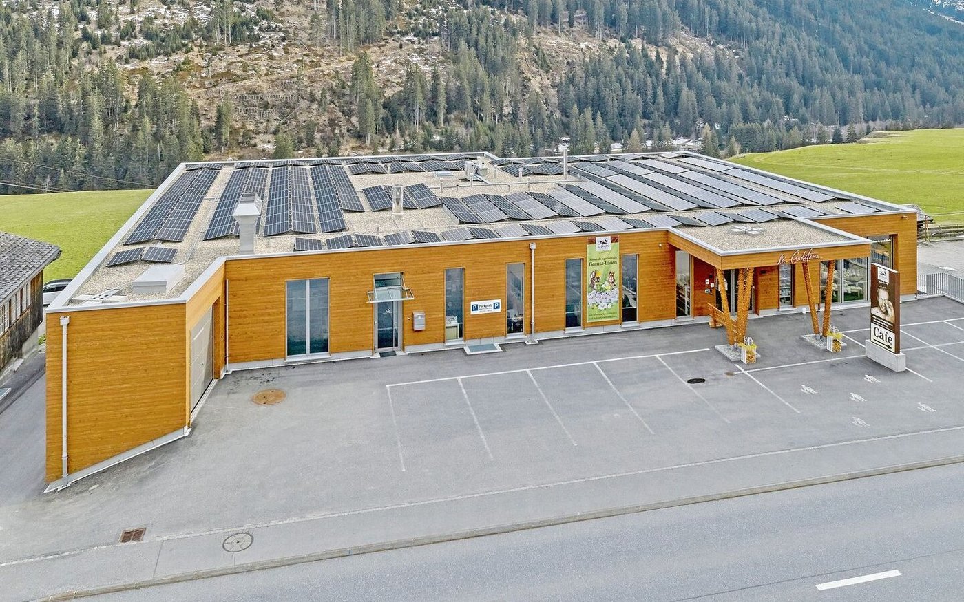 Geld von der Berghilfe gibt derzeit auch für Solarprojekte wie hier bei der Conditoria in Sedrun.