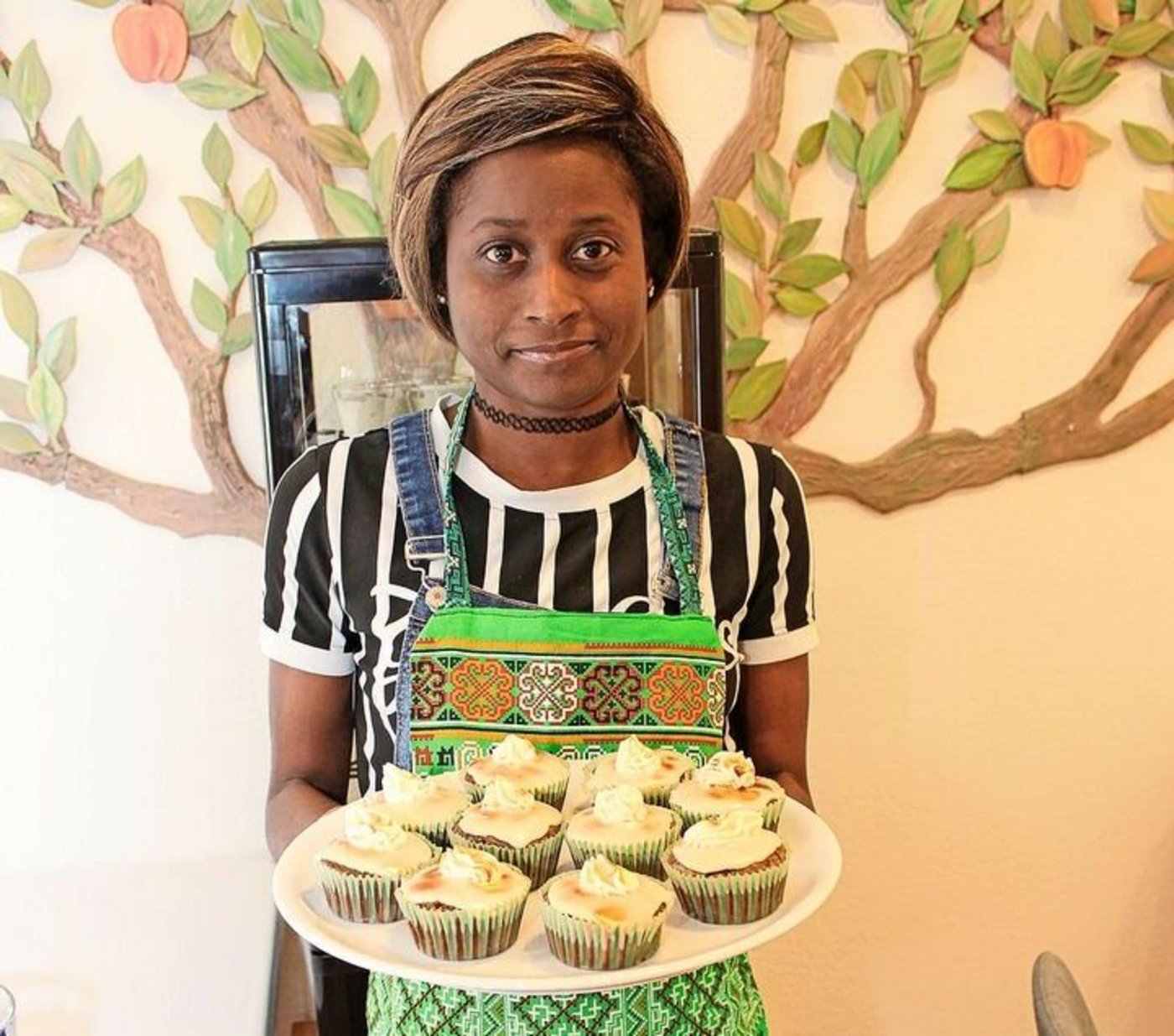 Diese Mitarbeiterin eines Integrationsprogrammes backt mit einer Kollegin für die Kaffeestube der Heilsarmee Gebäck aus geretteten Lebensmitteln.