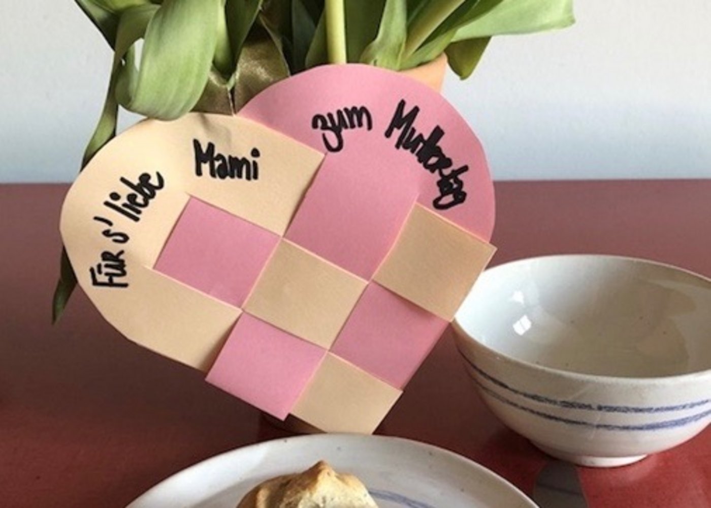 Mit den selber geflochtenen Herzen den Muttertags-Frühstückstisch dekorieren. (Bild et)