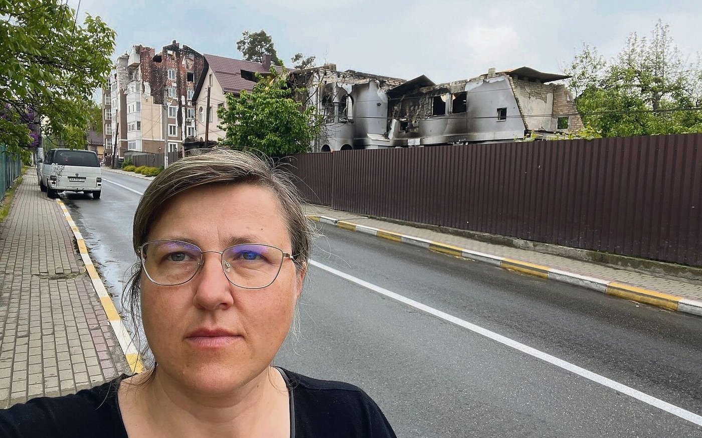 «Wie in der Apokalypse»: Natalia Politova vor dem zerstörten Haus ihrer Familie in Irpin (hinter dem Zaun). 