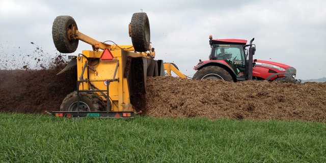 Der Kompostwender von Landwirt und Lohnunternehmer Adrian Wälchli im Einsatz. Sein Angebot ist gefragt, von Rheinfelden AG über das Bernbiet bis ins Luzerner Hinterland. (Bild zVg Adrian Wälchli)