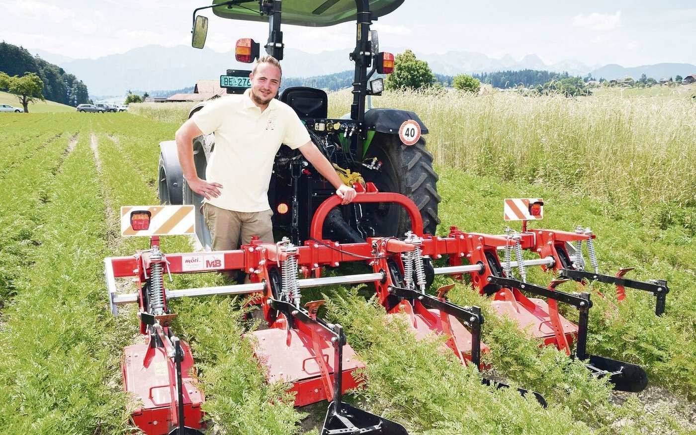 Auch Filip Luginbühl aus Kirchdorf zeigt seinen Gemüsebaubetrieb. Hier mit einer Reihenfräse, die zur Unkrautbekämpfung eingesetzt wird. 