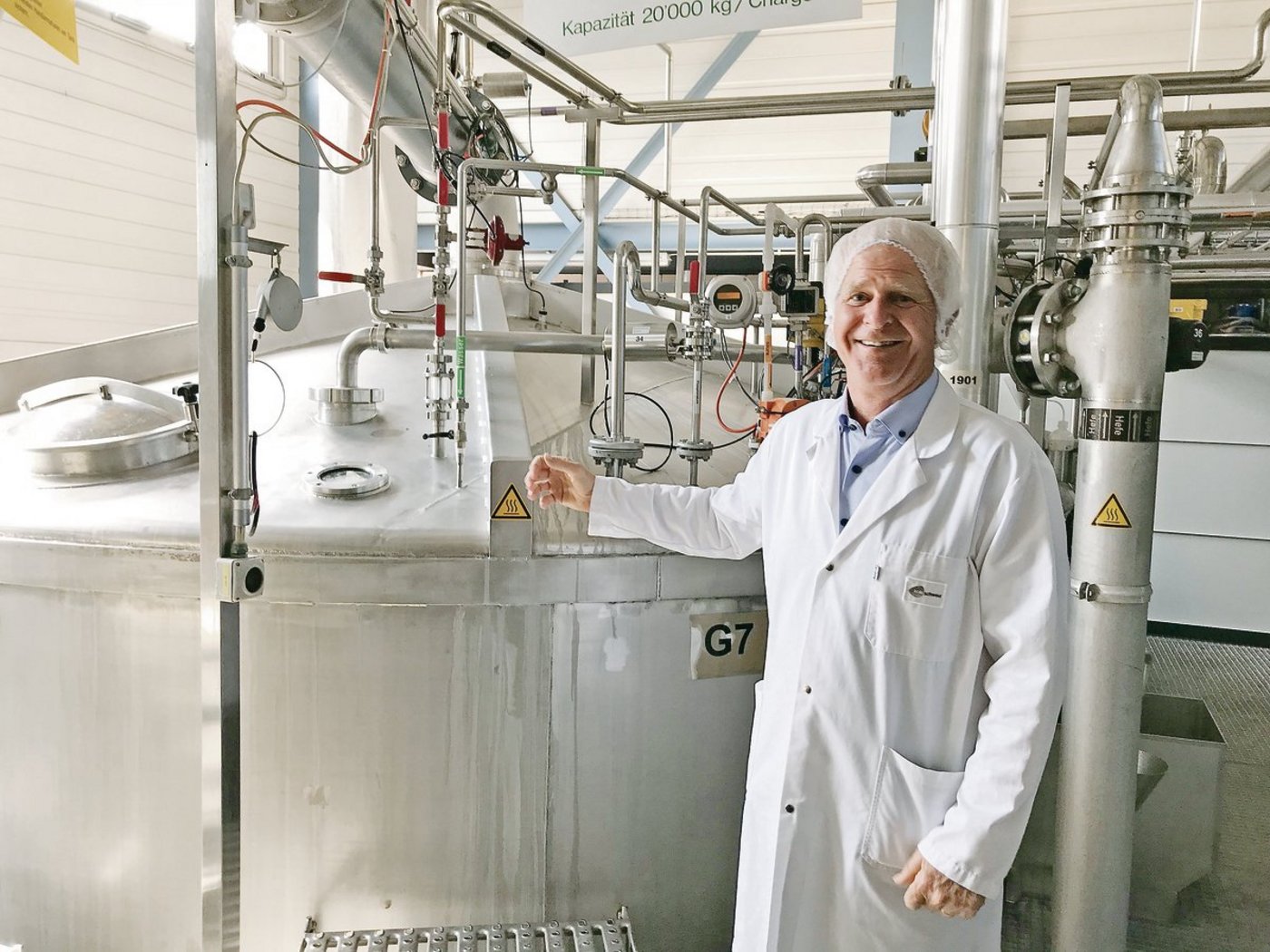 Geschäftsführer Thomas Gamper vor einem Fermenter, in dem die Hefe vermehrt wird. Nährgrundlagen dafür sind Melasse und Rübendicksaft. (Bilder Alexandra Stückelberger)
