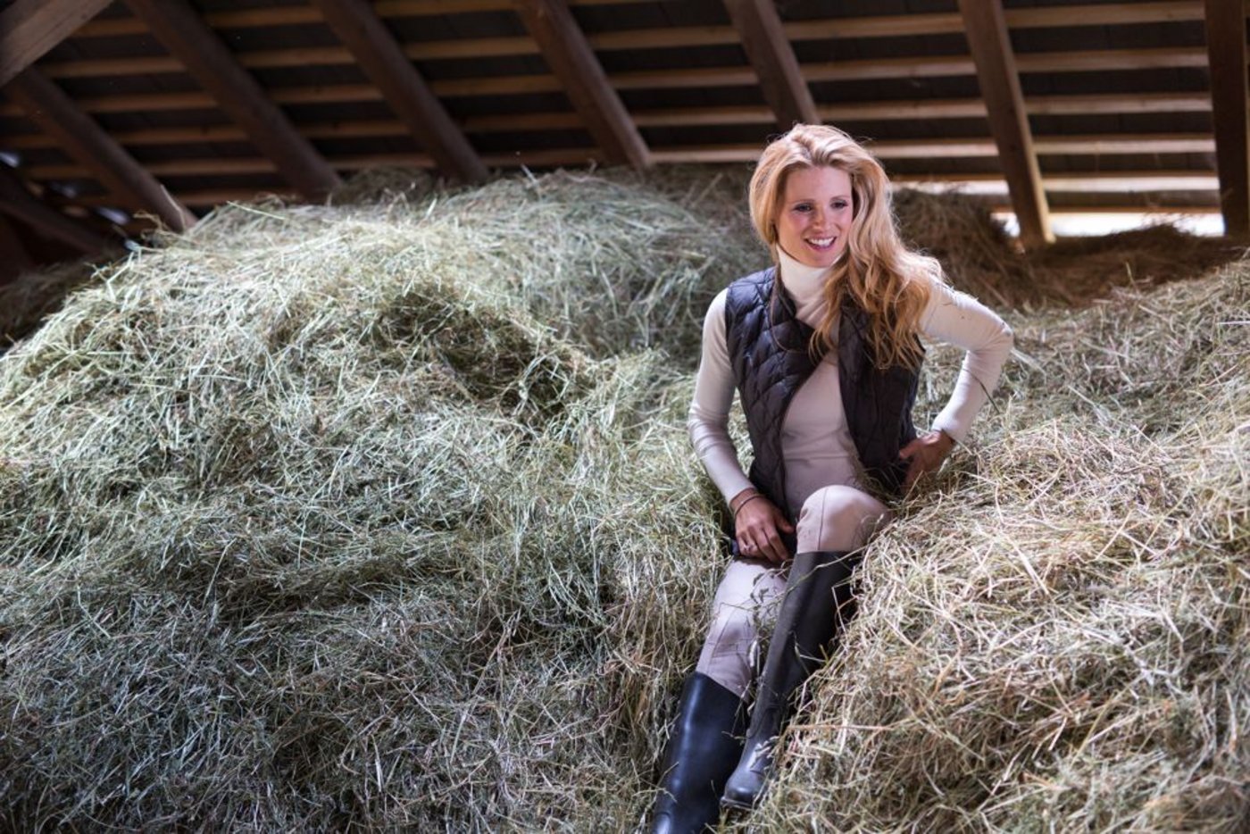 Schnuppert Landluft: Michelle Hunziker, die in Mailand wohnt, erkundet den Heustock der Bauernfamilie Wyss in Aeschau im Emmental. (Bilder Boris Baldinger, www.boris-baldinger.com)