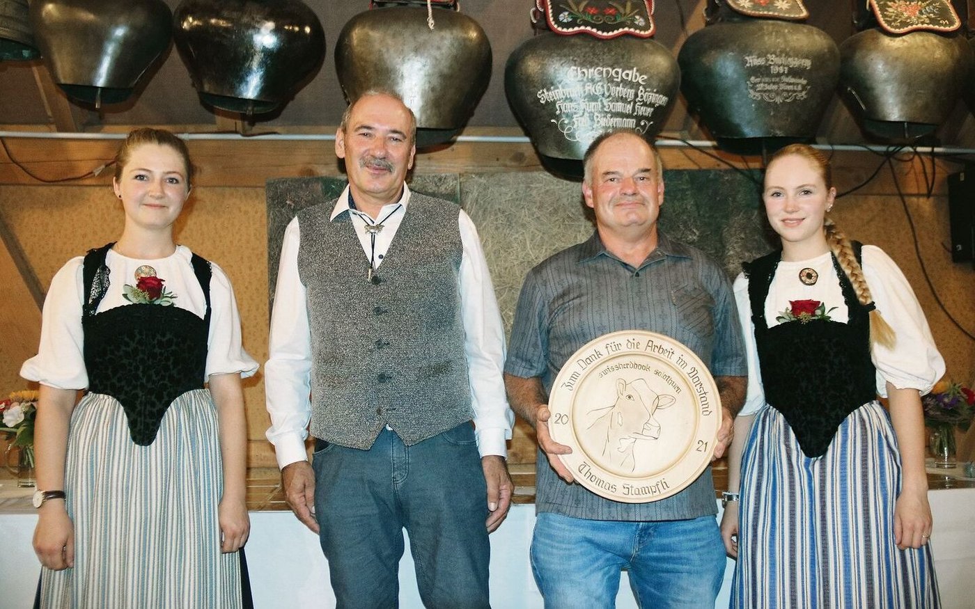 16 Jahre war Thomas Stampfli, Etziken, Vorstandsmitglied von Swissherdbook Solothurn. Werner Walter verdankte es ihm mit einem Präsent.
