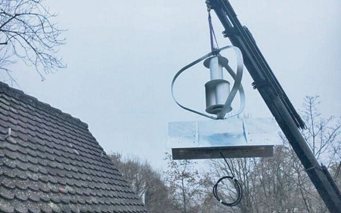 Vertikale Windräder können frei stehend auf ein Flachdach oder auf Giebeldächer installiert werden.  
