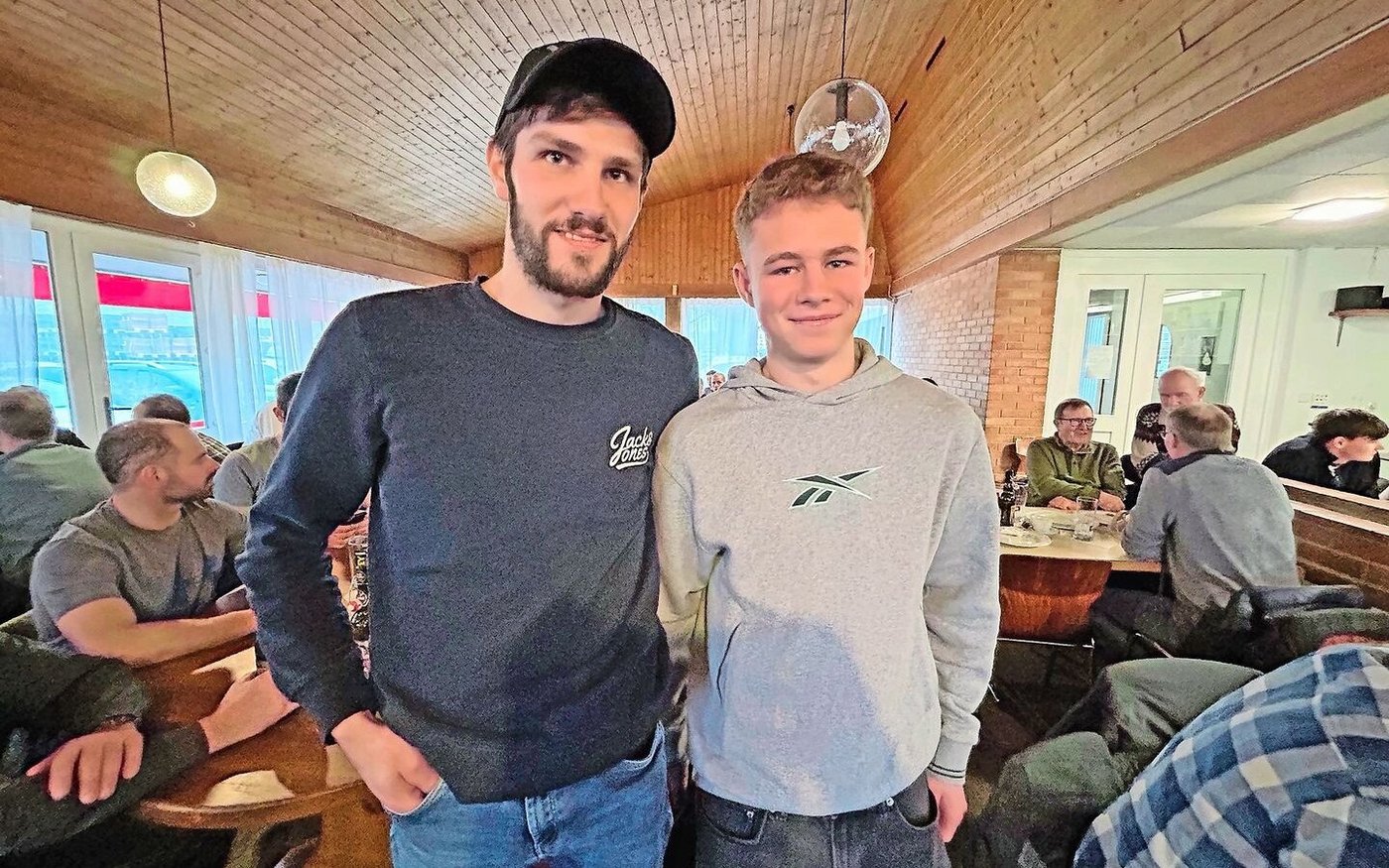 Die beiden Betriebshelfer vom Maschinenring Ostschweiz, Adrian (l.) und Levin, nahmen auch der Milchviehtagung teil. 