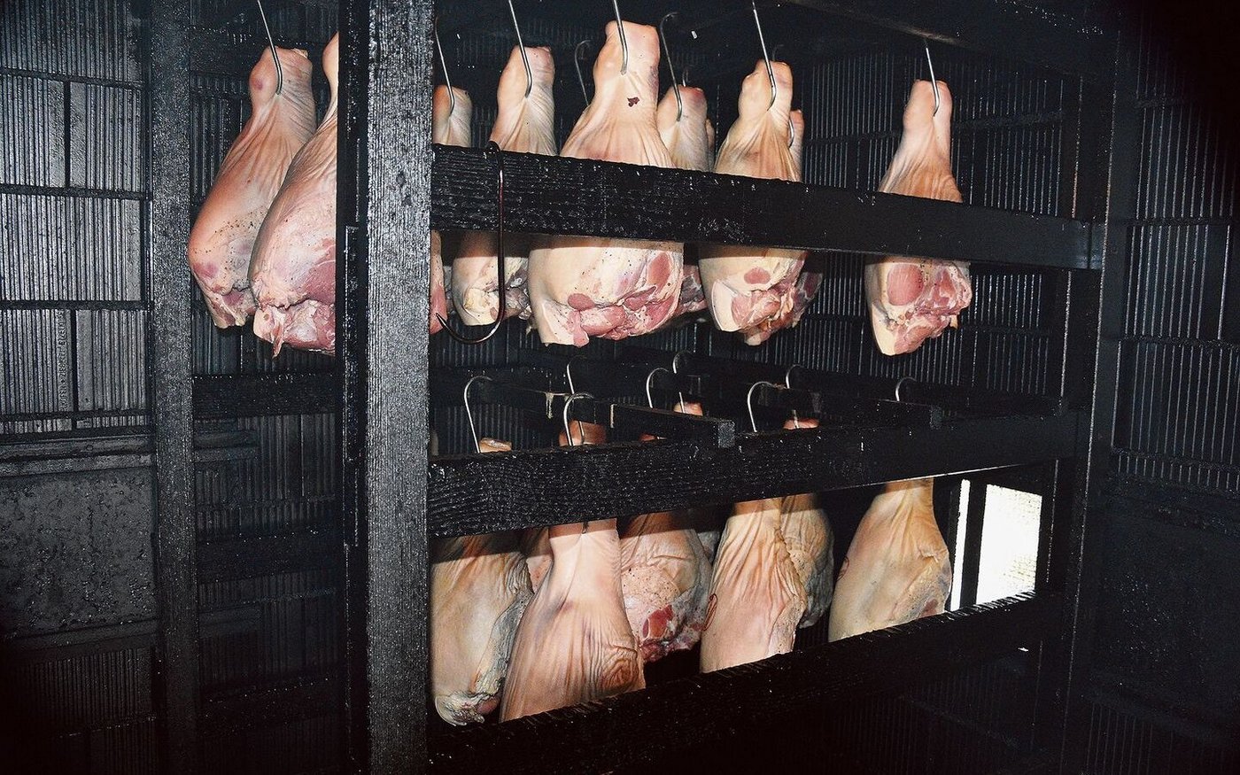 Hier hängt die Buurehamme in der Räuki. Das ist zum Beispiel eine grosse Spezialität der Metzgerei.  