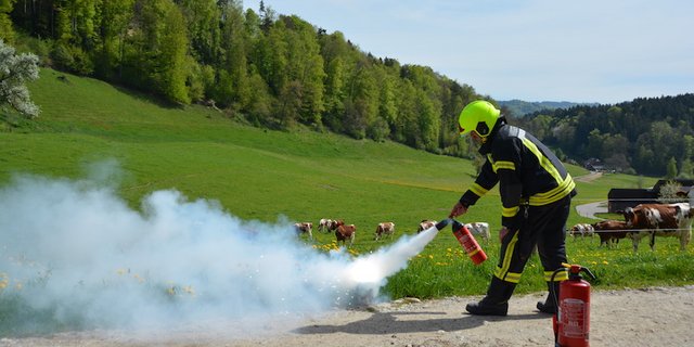 Löschversuch bei einem brennenden Akku. (Bild ag)