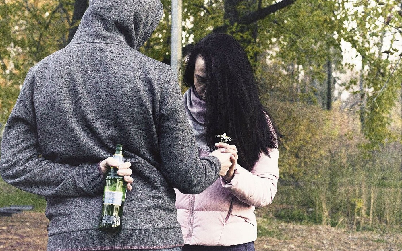 Einen alkoholkranken Partner oder eine alkoholkranke Partnerin zu haben, ist nicht nur eine Belastungsprobe für die Beziehung, sondern kann das Gegenüber auch regelrecht kaputt machen, wenn man sich nicht selbst stärkt. 