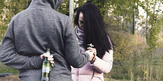 Einen alkoholkranken Partner oder eine alkoholkranke Partnerin zu haben, ist nicht nur eine Belastungsprobe für die Beziehung, sondern kann das Gegenüber auch regelrecht kaputt machen, wenn man sich nicht selbst stärkt. 