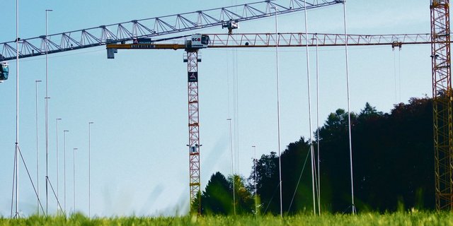 Noch immer wird sehr viel Kulturland überbaut, weil in der Vergangenheit oft zu grosszügig eingezont wurde. Der Schutz soll verbessert werden, die Luzerner Initiativen seien aber zu radikal. (Archivbild BauZ)