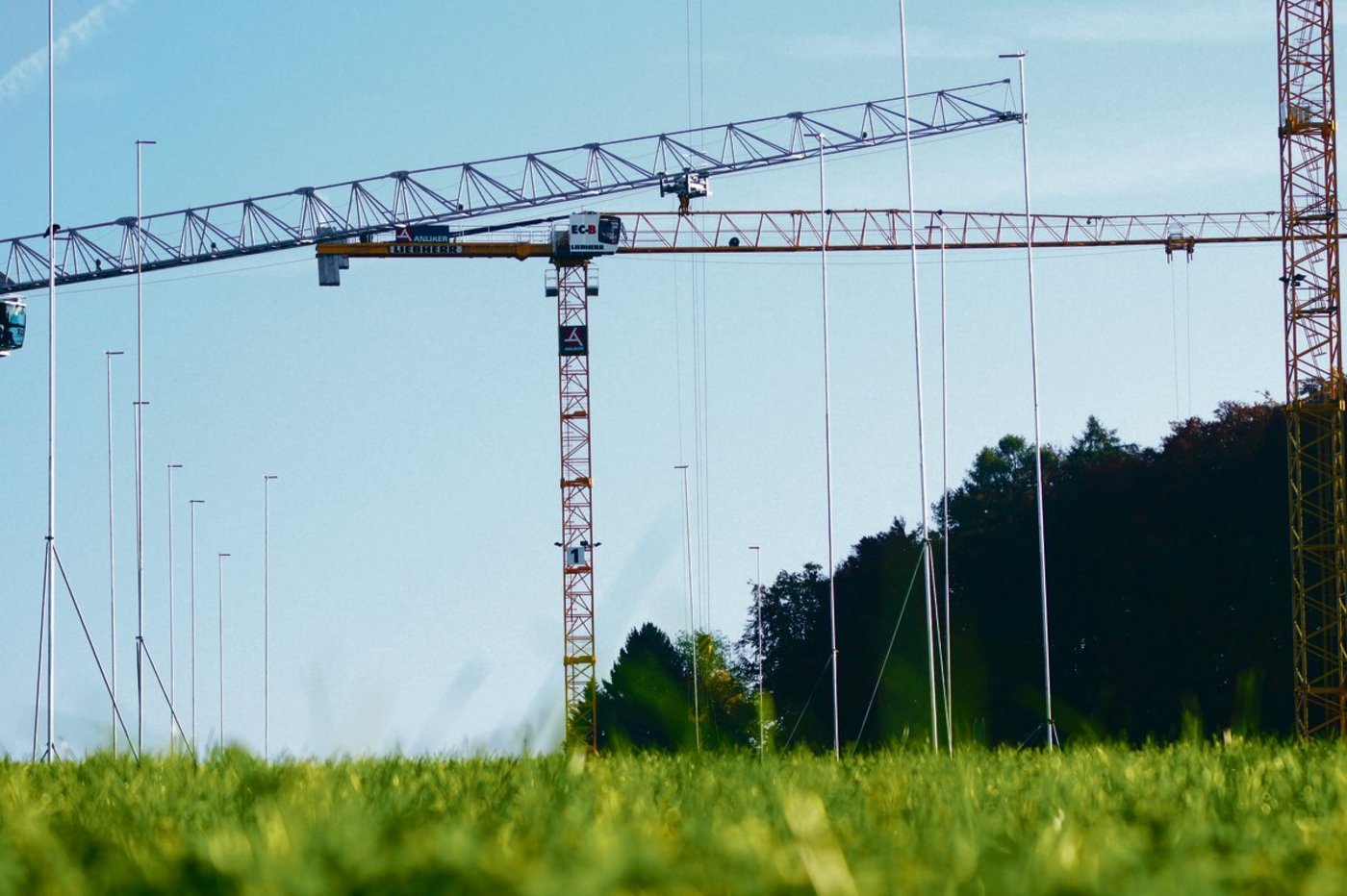 Noch immer wird sehr viel Kulturland überbaut, weil in der Vergangenheit oft zu grosszügig eingezont wurde. Der Schutz soll verbessert werden, die Luzerner Initiativen seien aber zu radikal. (Archivbild BauZ)