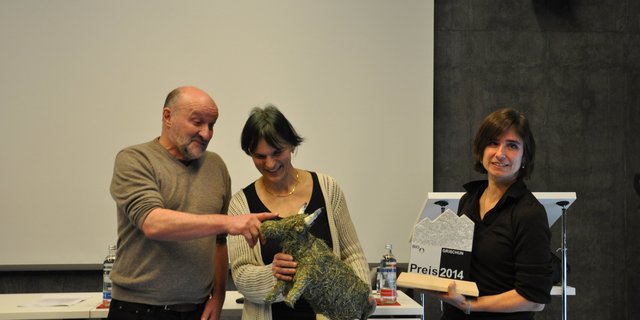 Jürg Tschümperlin und Valérie Cavin Clavadetscher überreichten Anet Spengler (Mitte) den Bio-Grischun-Preis 2014. (Bild Stefanie Vögele)