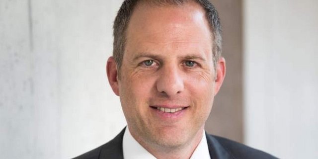 Philipp Zgraggen ist seit dem 1. September 2019 Leiter des Departements Volg Läden/Tankstellenshops und Mitglied der erweiterten Geschäftsleitung. (Bild zVg)