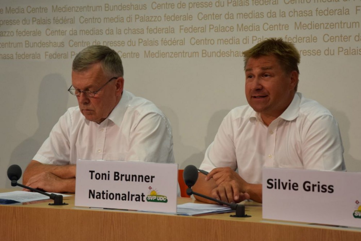 Der Zürcher SVP-Nationalrat Ernst Schibli (links) und SVP-Präsident Toni Brunner bei der Präsentation des Positionspapieres. (Bild jw)