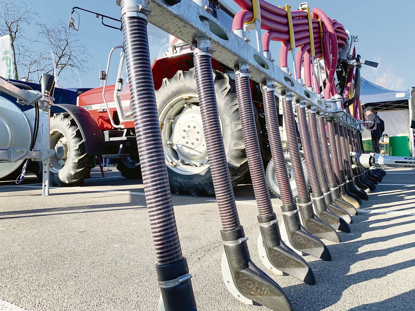 Auch Schleppschuhe zählen zu den emissionsmindernden Ausbringverfahren für Gülle. (Bild Josef Scherer)