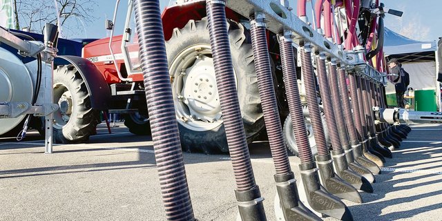 Auch Schleppschuhe zählen zu den emissionsmindernden Ausbringverfahren für Gülle. (Bild Josef Scherer)