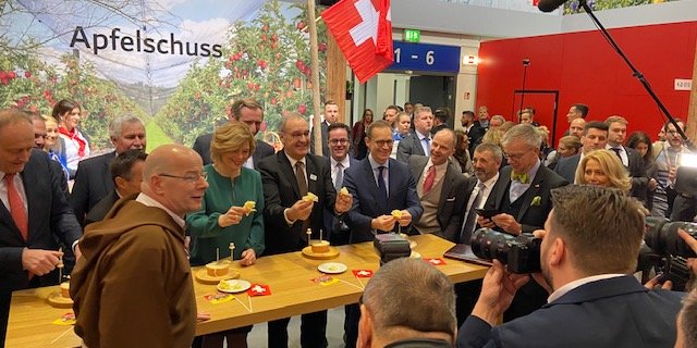 Agrarminister Guy Parmelin mass sich mit der deutschen Amtskollegin Julia Klöckner im Umgang mit der Tête de Moine-Girolle. (Bild akr)