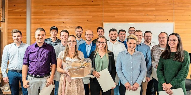 Stolz halten die frisch diplomierten und strahlenden Agrotechniker(innen) HF ihr Diplom in den Händen. Die Bestnote erreichte Anita Ruffner (1. Reihe, 2. v. l.). 