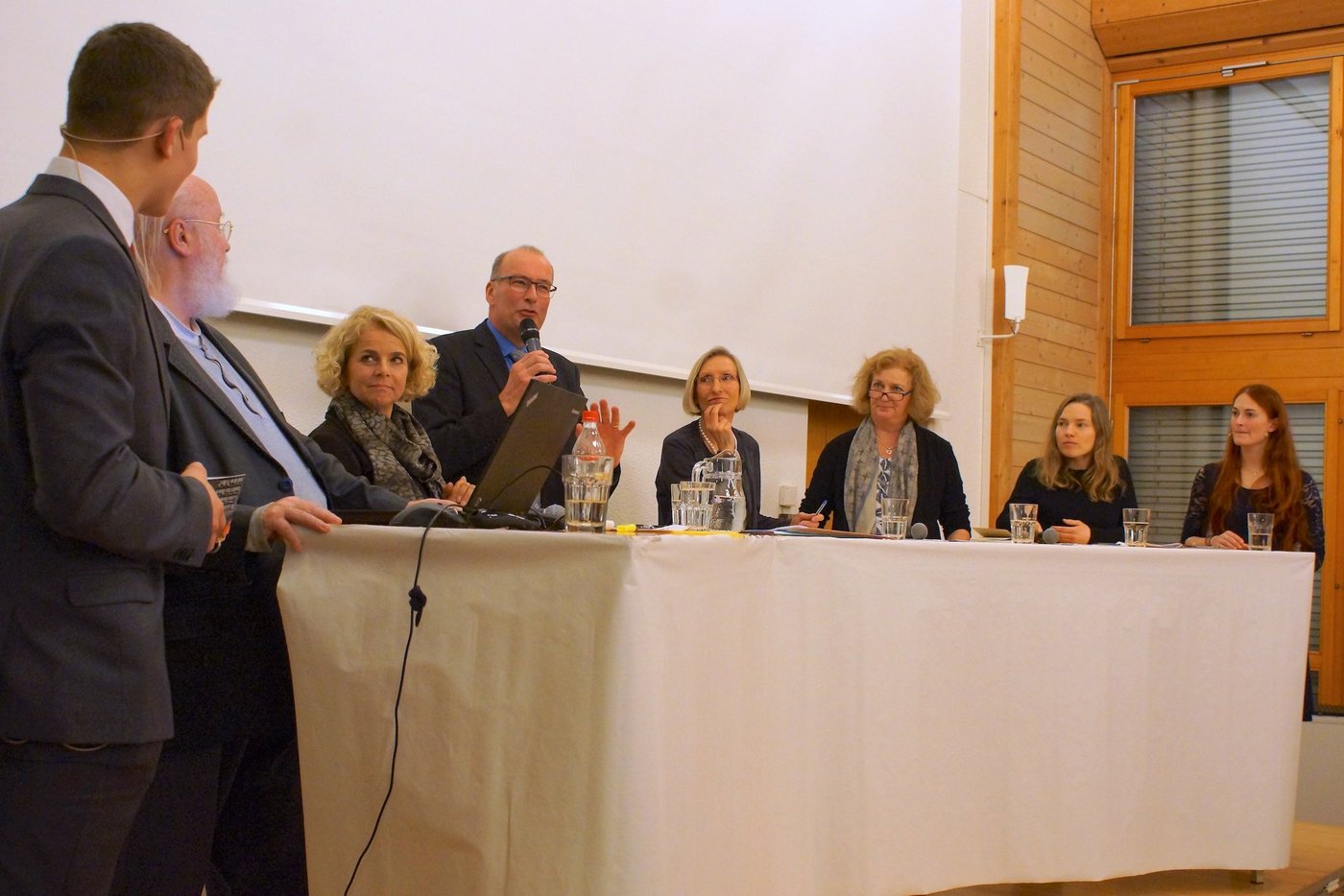 Thomas von Euw (ganz links) und Marlene Reinhard (ganz rechts) organisierten und moderierten die Diskussion pro und kontra Gentech mit (vlnr): Prof. Klaus Ammann, Regina Ammann, Markus Ritter, Prisca Birrer-Heimo, Dr. Julika Fitzi und Dr. Teresa Koller. (Bild sso)