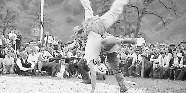 Die historischen Fotos zeigen spektakuläre Schwünge. Hier vom Glarner-Bündner Schwingertag Hätzingen 1939.