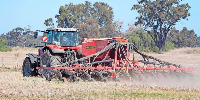 Auch der Ackerbau ist fordernd. Josy Langs Familie setzt auf Direktsaat. Mit der neuen Sämaschine wird der Samen optimal tief abgelegt und eine Saatrille gezogen. So gelangt das kleinste bisschen Regen zum Samenkorn. 