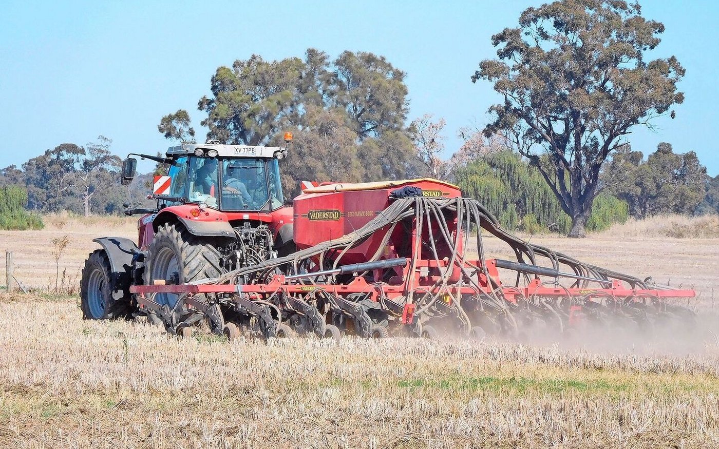 Auch der Ackerbau ist fordernd. Josy Langs Familie setzt auf Direktsaat. Mit der neuen Sämaschine wird der Samen optimal tief abgelegt und eine Saatrille gezogen. So gelangt das kleinste bisschen Regen zum Samenkorn. 
