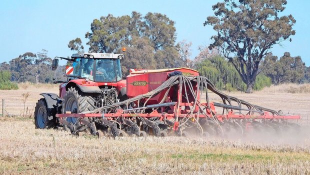 Auch der Ackerbau ist fordernd. Josy Langs Familie setzt auf Direktsaat. Mit der neuen Sämaschine wird der Samen optimal tief abgelegt und eine Saatrille gezogen. So gelangt das kleinste bisschen Regen zum Samenkorn. 