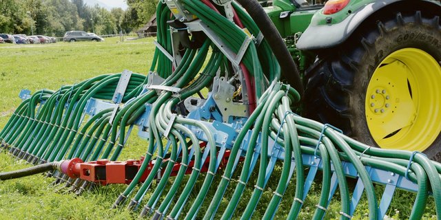 Schleppschlauch mit Schuh oder Scheibeninjektor kommt heute vielfach vor. (Bild BauZ)