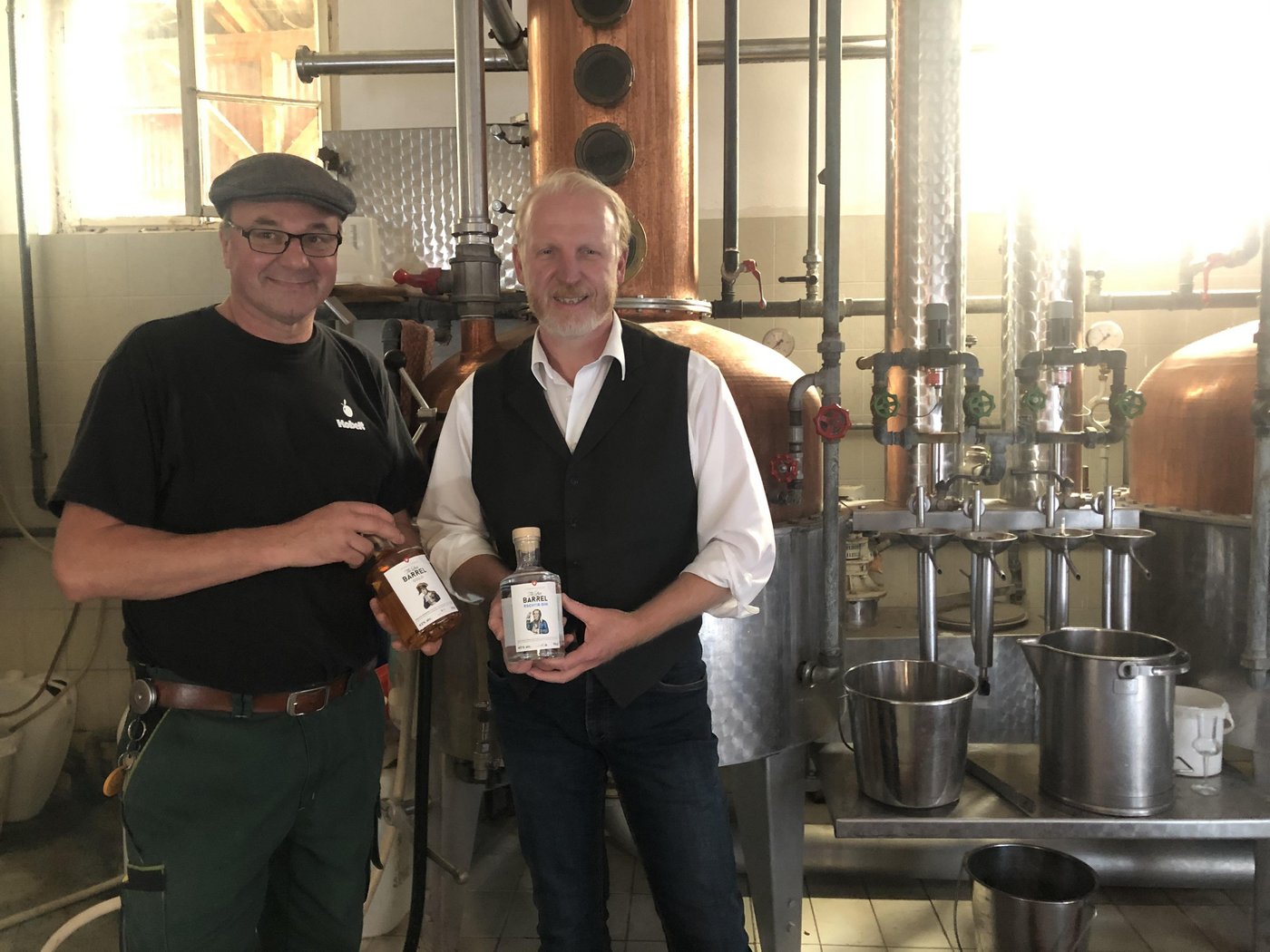 Ruedi Kobelt (li) und Dieter Messmer haben zusammen an einem Destillat aus Zuckerrübendicksaft getüftelt. Für das Endprodukt wurden sie an der nationalen Spirituosenprämierung mit Gold und Silber ausgezeichnet. (Bilder Esther Thalmann