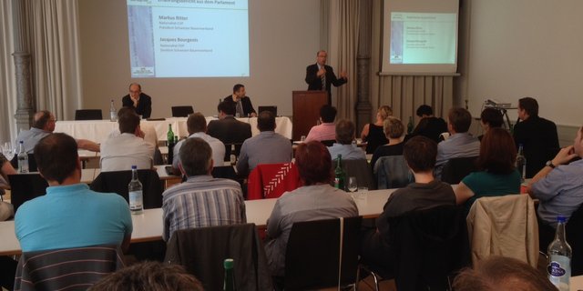 Bauernverbandspräsident Markus Ritter referiert vor knapp 40 Personen mit politischen Ambitionen. (Bild SBV/zVg)