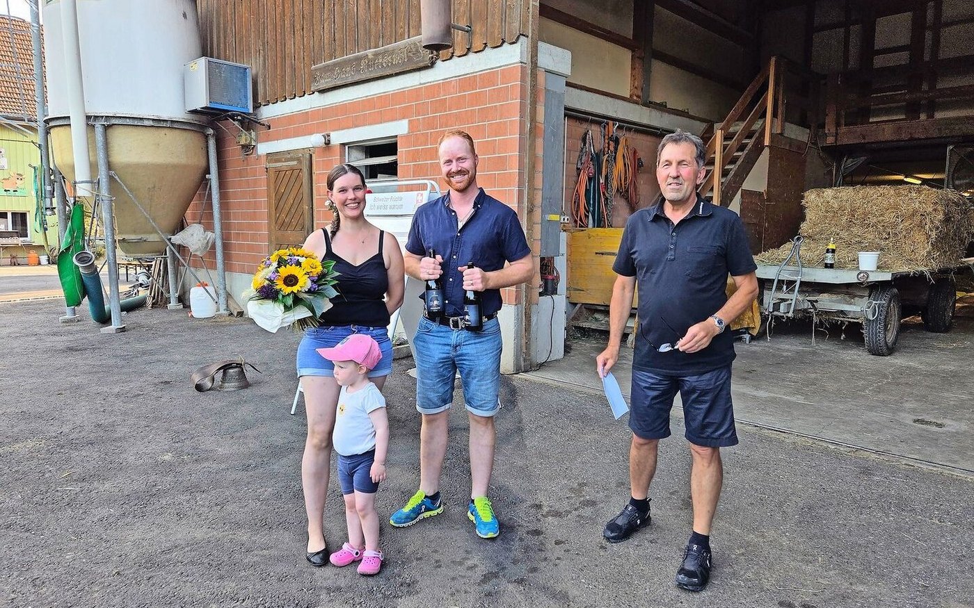 Gastgeberfamilie Ramona und Walter Ruckstuhl mit Christian Eggenberger vom Arenenberg.