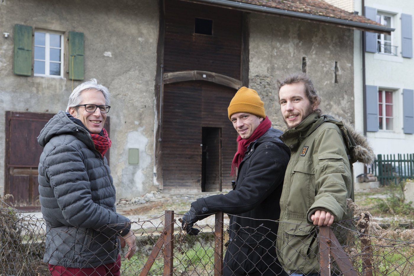 (v. l. n. r.) Coach Laurent Guidetti von Tribu Architecture mit den Projektinitianten aus Denens VD, Arthur de Buren und Charles Capré (z.V.g. Promiet AG / Markus Frietsch)