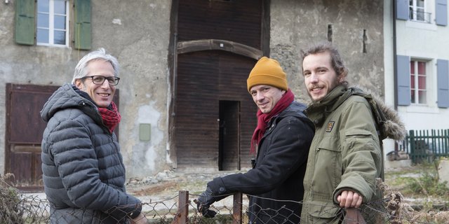 (v. l. n. r.) Coach Laurent Guidetti von Tribu Architecture mit den Projektinitianten aus Denens VD, Arthur de Buren und Charles Capré (z.V.g. Promiet AG / Markus Frietsch)