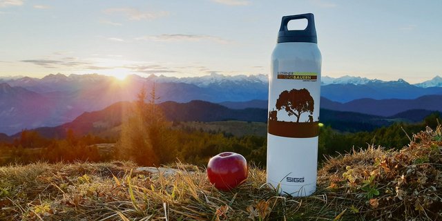 Marco Vogel aus Ebnet fotografierte den Sonnenaufgang auf der Risete kurz vor dem Einschneien mit der geschenkten LBV-Thermosflasche und einem Spartan-Apfel. (Bild Marco Vogel)