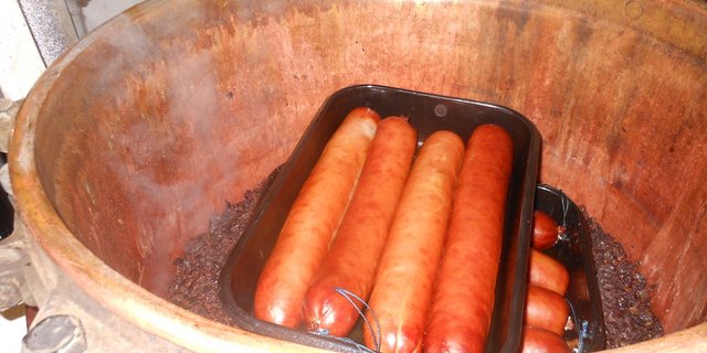 Erst im Brennhafen erhalten Treberwürste ihren unverwechselbaren Geschmack. (Bild Cordula Morgenegg-Posch)