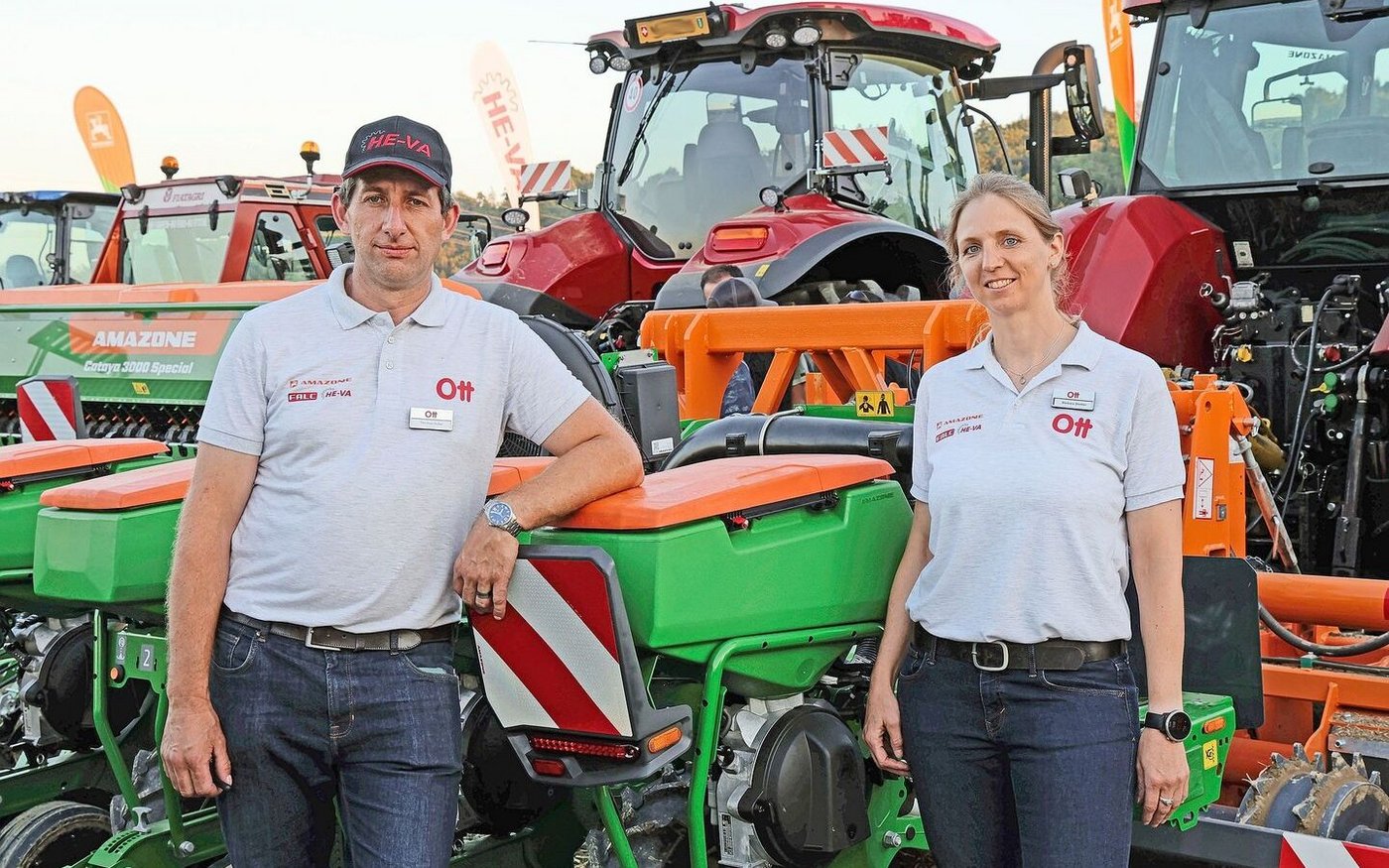 Thomas Hofer und Barbara Stettler stellen am Feldabend die Maschinen vor. Hier stehen sie vor der Einzelkornsämaschine der Precea-Linie vom Hersteller Amazone.