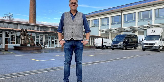 Christophe Eggenschwiler vor dem IP-Suisse-Bürogebäude.