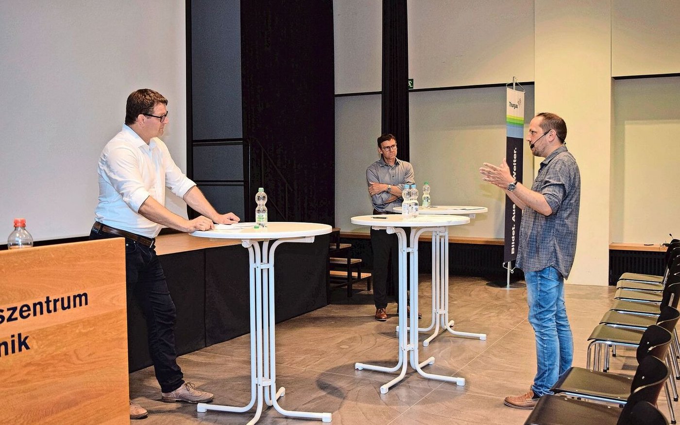 Moderator Mario Testa mit den beiden Podiumsteilnehmern Manuel Strupler (l.) und Martin Eugster (r.).