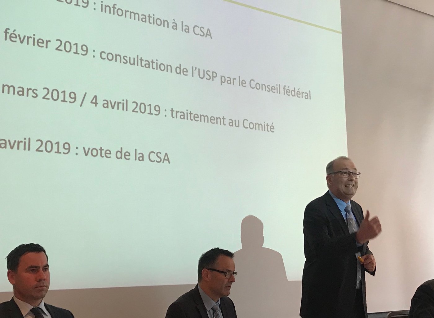 Markus Ritter erläutert vor der Laka die Gründe für das vorläufige Nein zum Rahmenabkommen. (Bild akr)