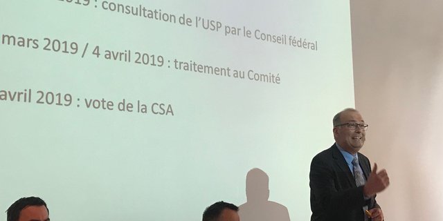 Markus Ritter erläutert vor der Laka die Gründe für das vorläufige Nein zum Rahmenabkommen. (Bild akr)