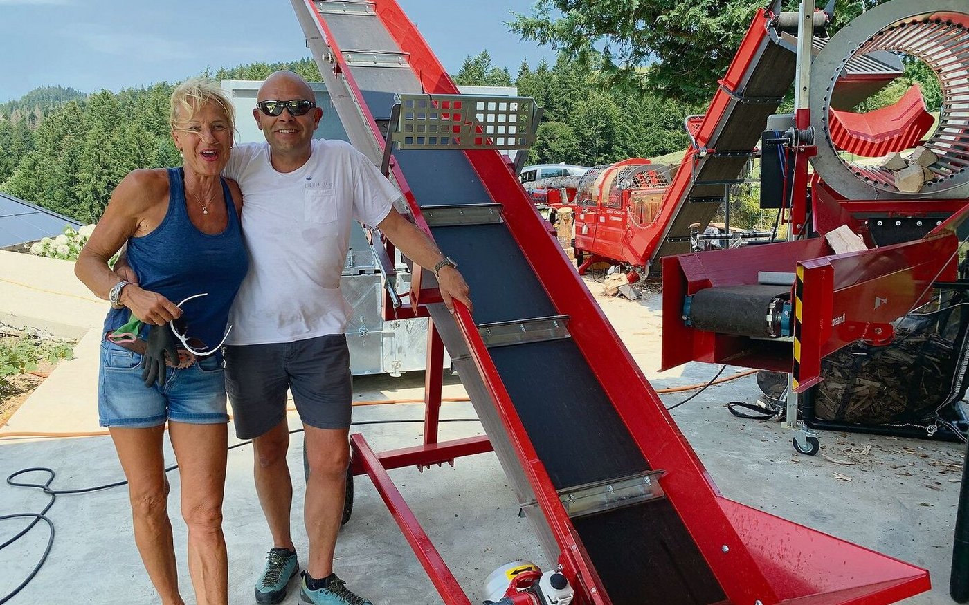 Alain Bürgin und Partnerin Jeannette Schlup haben Wald gekauft und produzieren nun Brennholz und Pellets. 