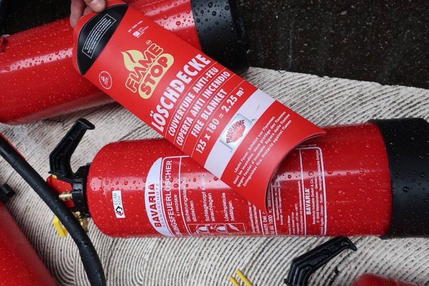 Erst nach dem Anruf bei der Feuerwehr, selber mit dem Feuerlöschen beginnen. (Symbolbild und Video Esther Thalmann)