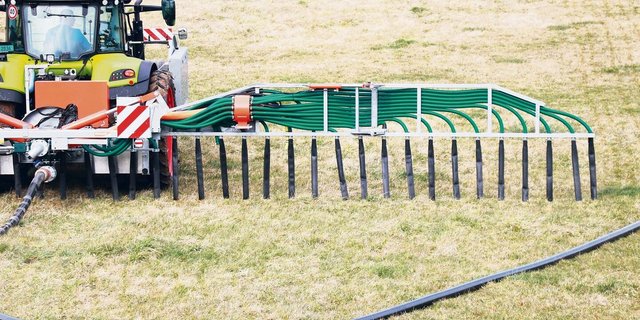 Die Planung im Vorfeld der Verschlauchung mag etwas aufwendiger sein als das Ausbringen per Druckfass – die Vorteile für Boden und Portemonnaie können aber bemerkenswert sein.