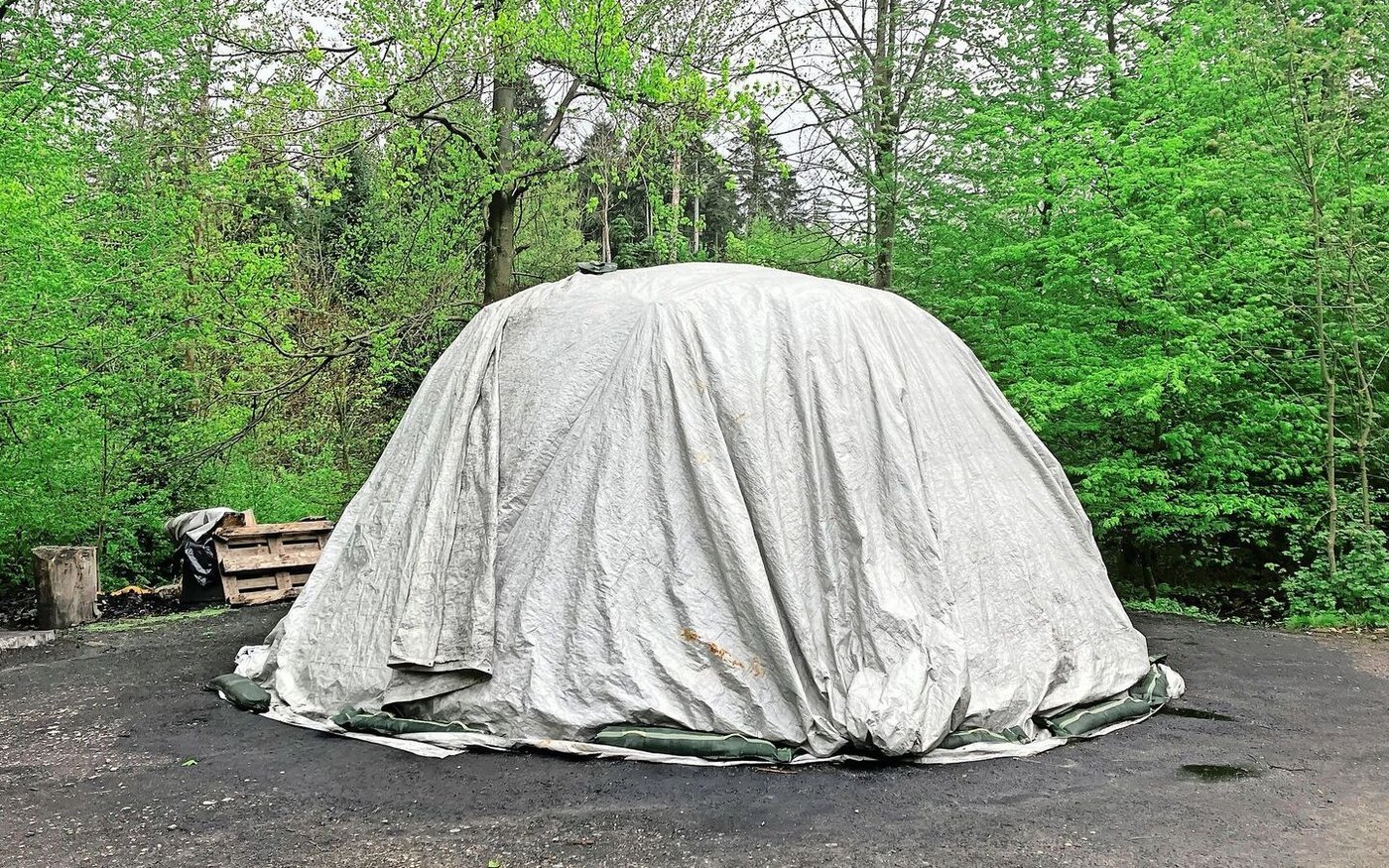 Der Jubiläumsmeiler aus 40 Ster Buchenholz soll Anfang Mai entzündet werden. Bis zur Fertigstellung wird er mit Blachen vor Nässe geschützt.