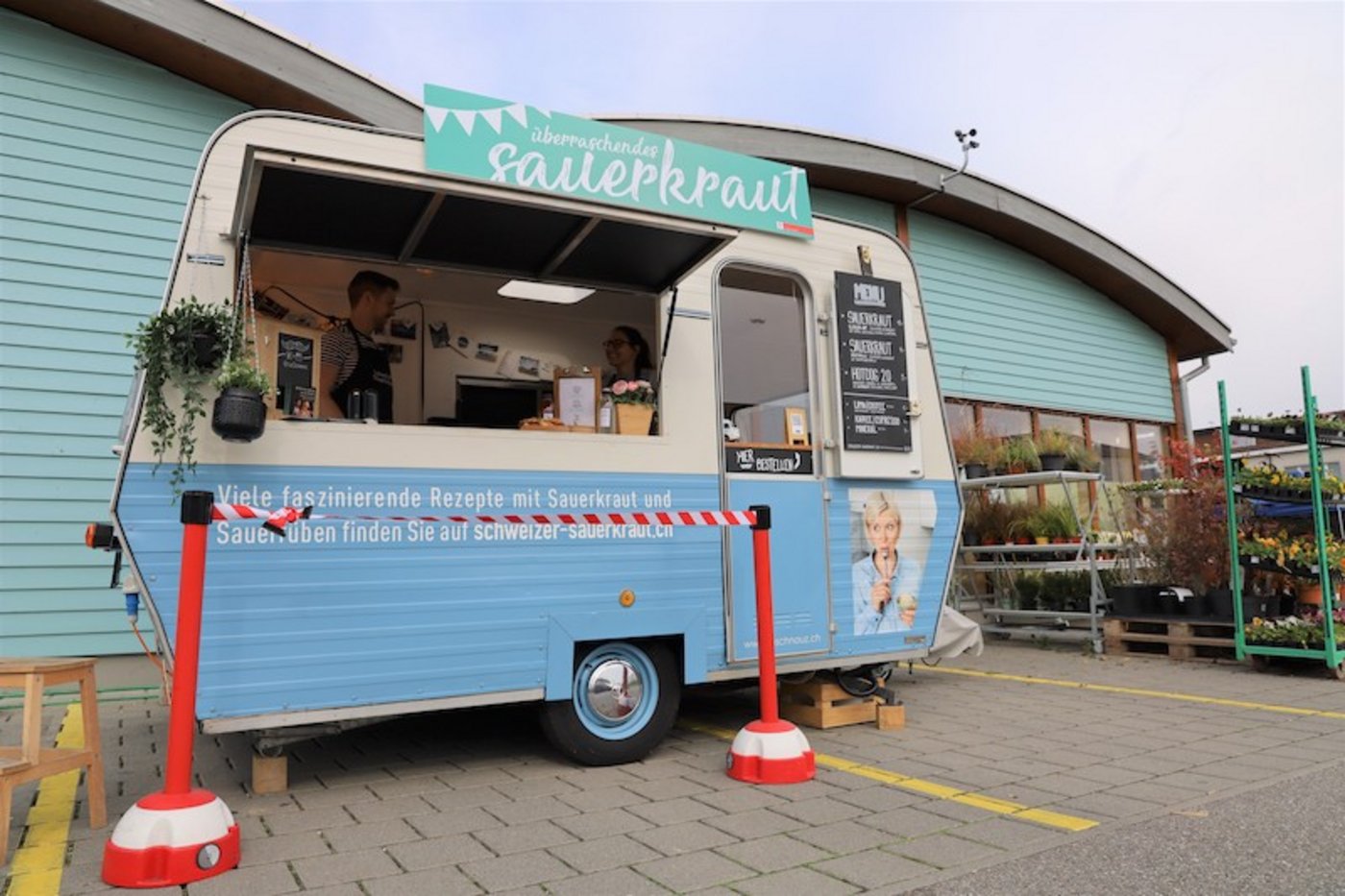 Mit dem Foodanhänger von «Le Schnauz» ging Schweizer Sauerkraut im vergangenen Jahr auf Tournee und versuchte, die Konsumenten kulinarisch zu überraschen. (Bild VSGP)