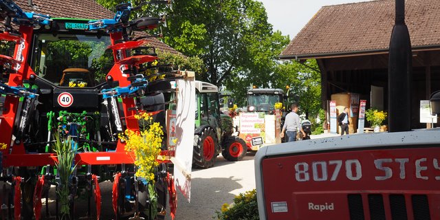 Diese Traktoren auf dem Lindenhof in Watt sind bereit zur Sternfahrt. (Bilder Christian Weber)