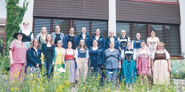 Ein stolzer Moment: Die erfolgreichen Absolventinnen des Fachkurses Bäuerin feierten am Dienstag diese Woche am LZ Liebegg ihren Abschluss. (Bild Ruth Aerni)
