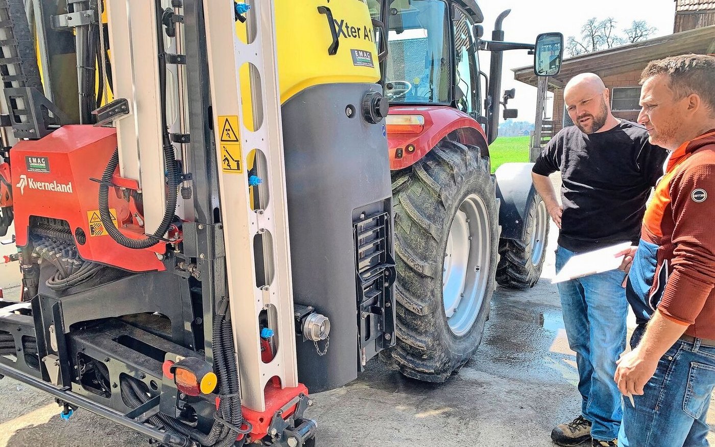 Beurteilung der Feldspritze: Berater Ruedi Barmettler (r.) im Gespräch mit Landwirt Andreas Stuber auf der Chüeschwand in Rothenburg. 